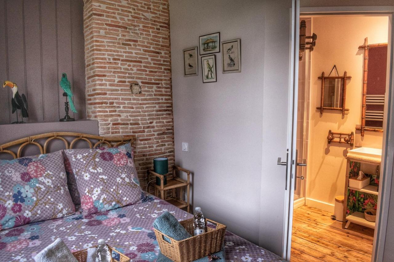 Les Volets Violets Bed & Breakfast Salles  Room photo