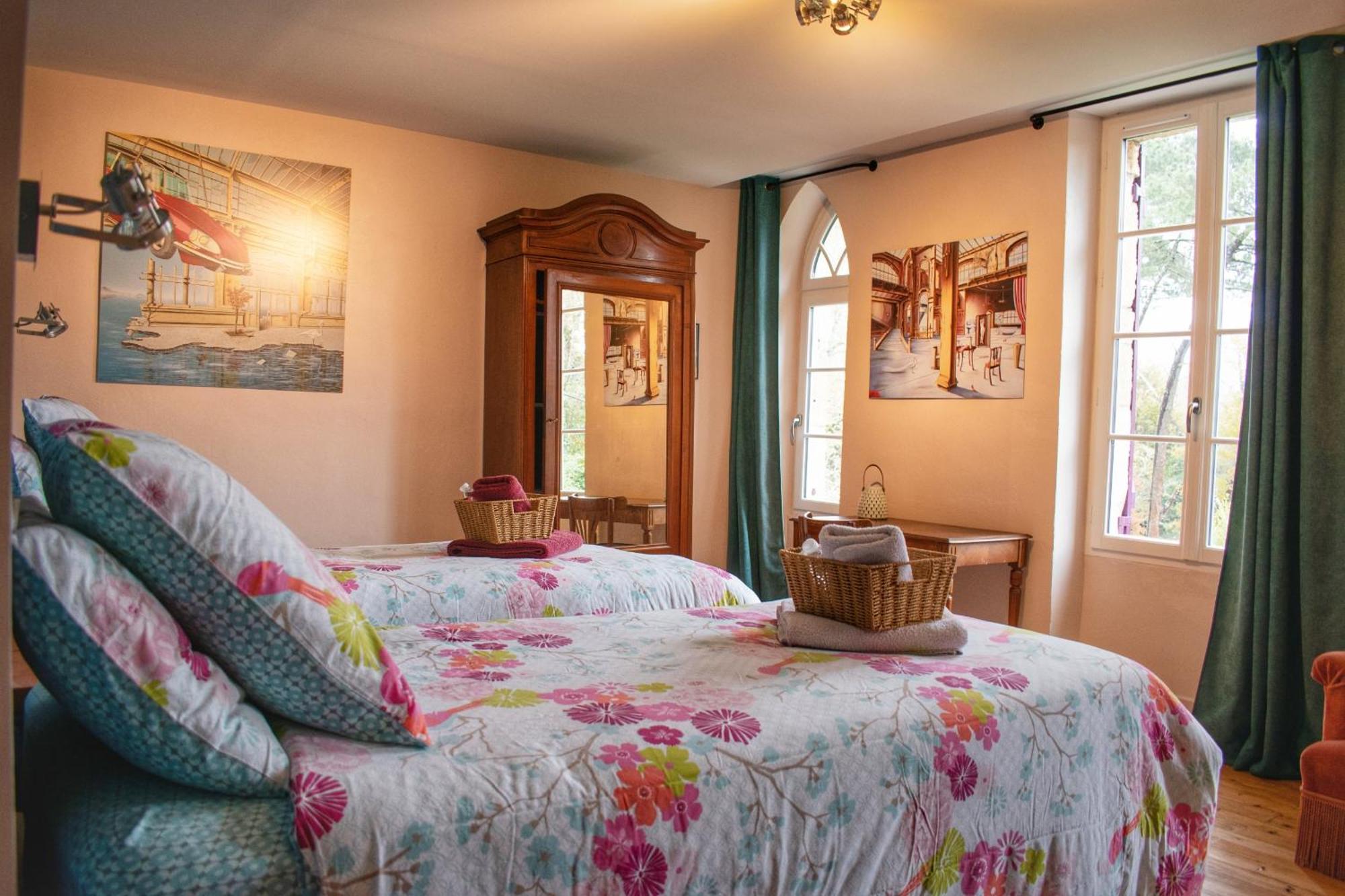 Les Volets Violets Bed & Breakfast Salles  Room photo