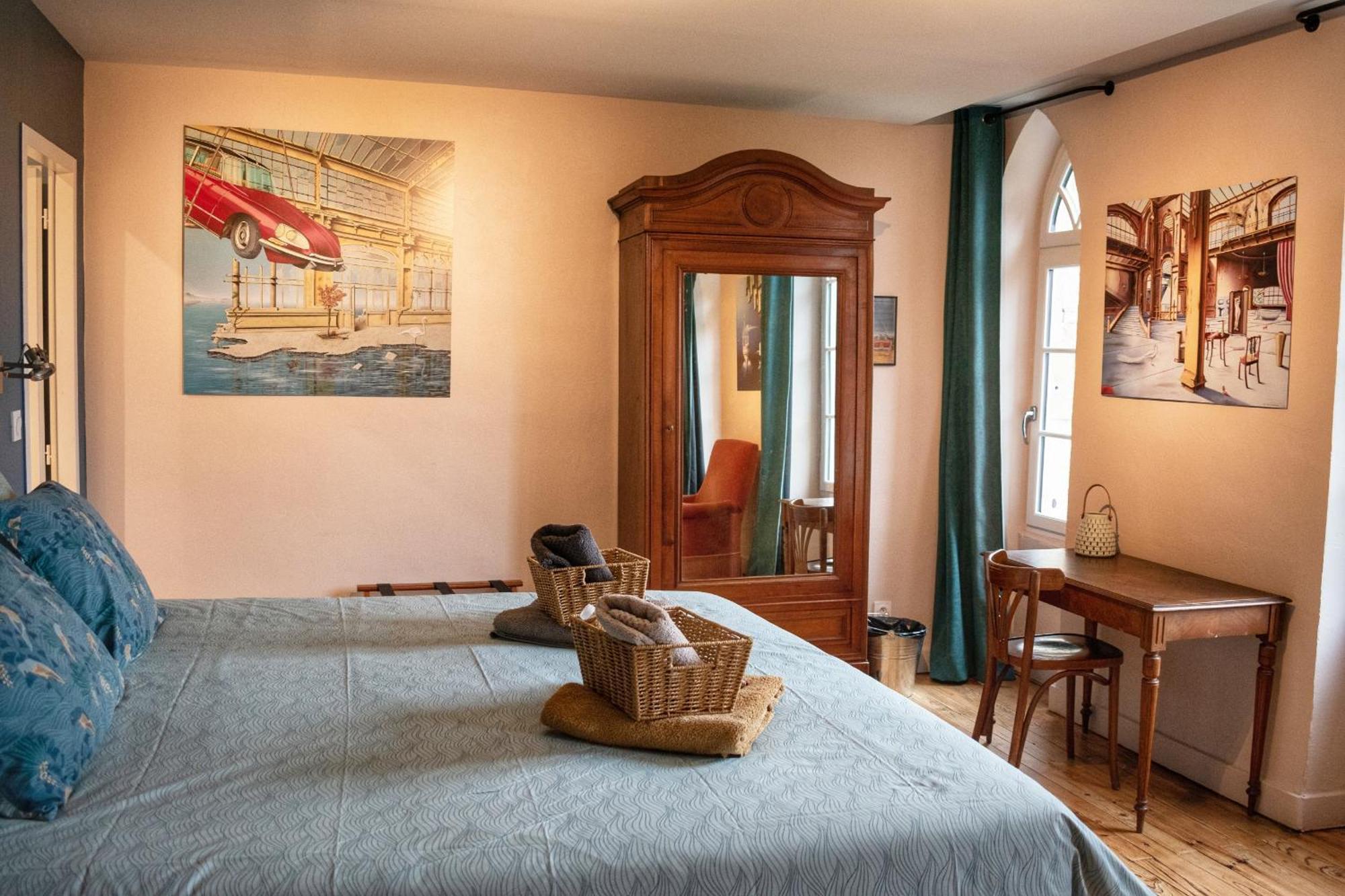 Les Volets Violets Bed & Breakfast Salles  Room photo