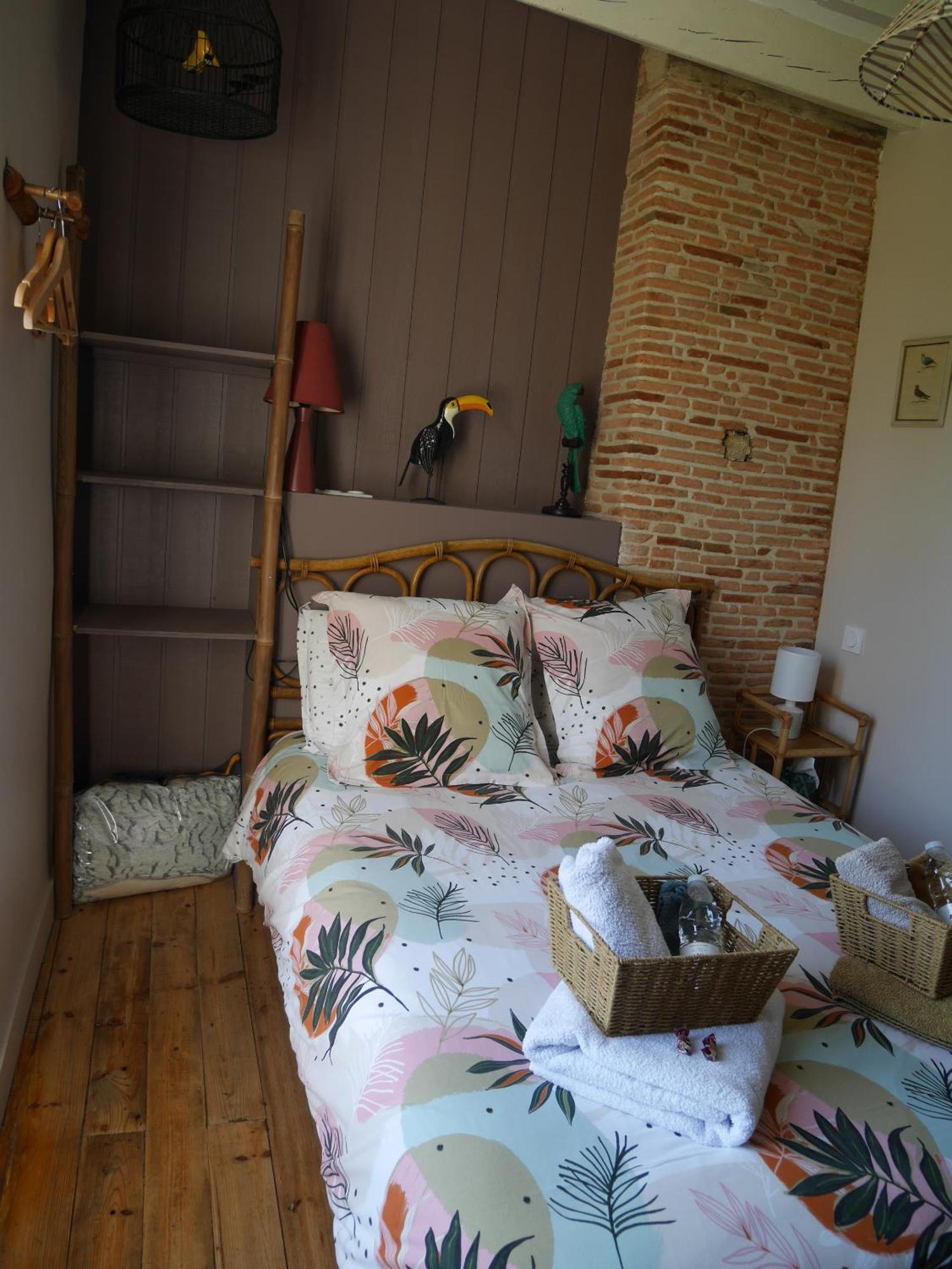 Les Volets Violets Bed & Breakfast Salles  Room photo