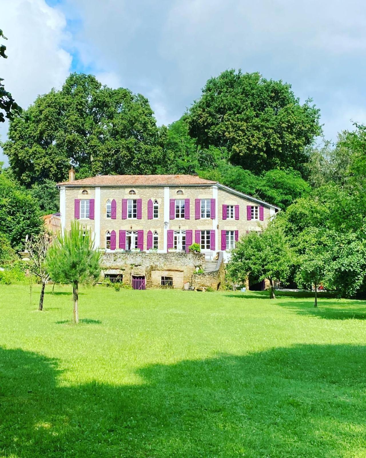 Les Volets Violets Bed & Breakfast Salles  Exterior photo